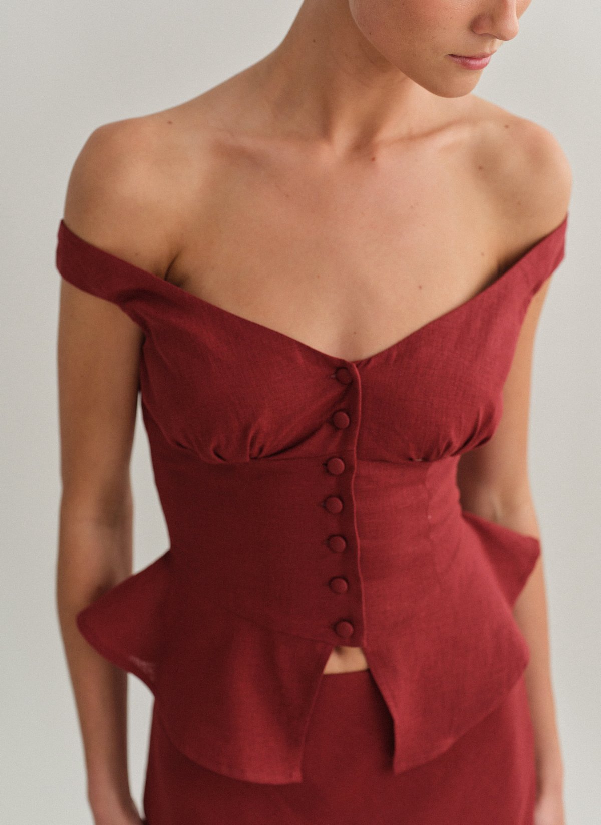 Off-shoulder λινό τοπ με κουμπιά-8