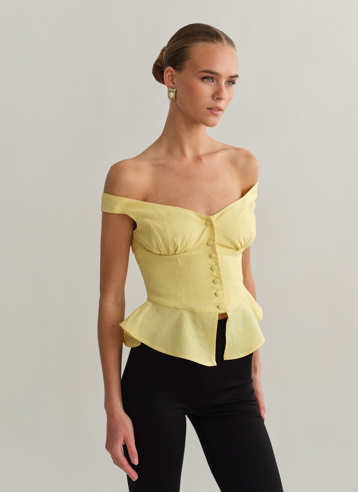 Off-shoulder λινό τοπ με κουμπιά-13