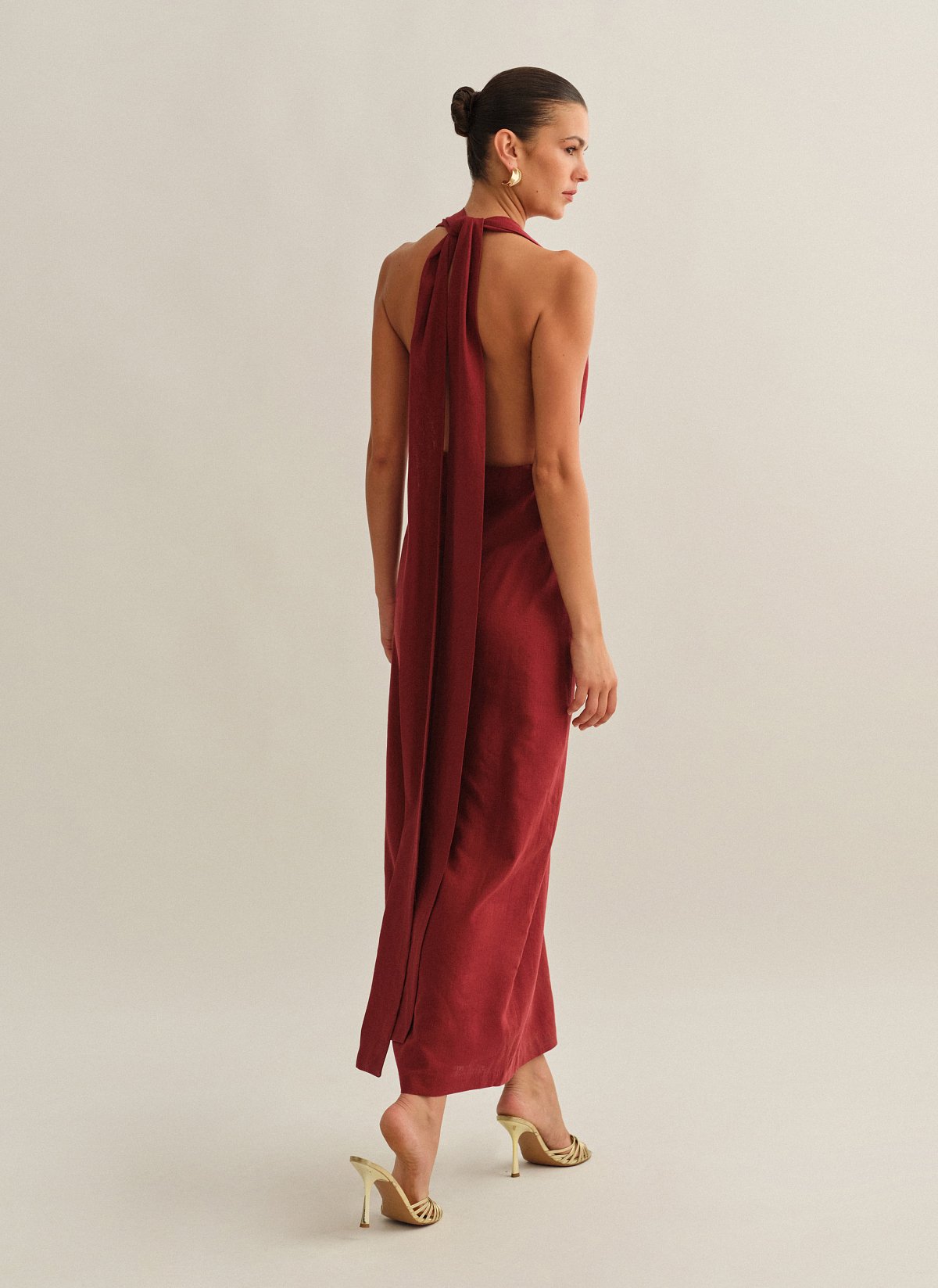 Γυναικείο λινό μακρύ φόρεμα με πολυμορφικό δέσιμο