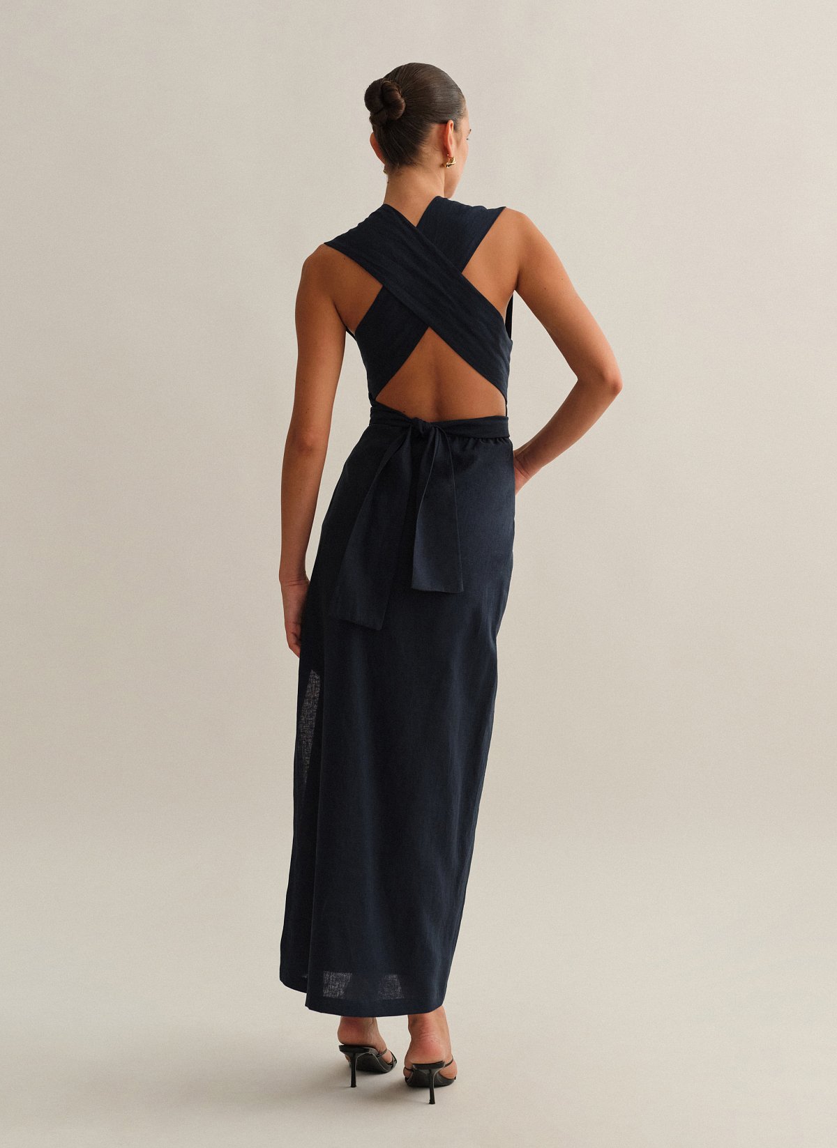 Γυναικείο λινό μακρύ φόρεμα με πολυμορφικό δέσιμο