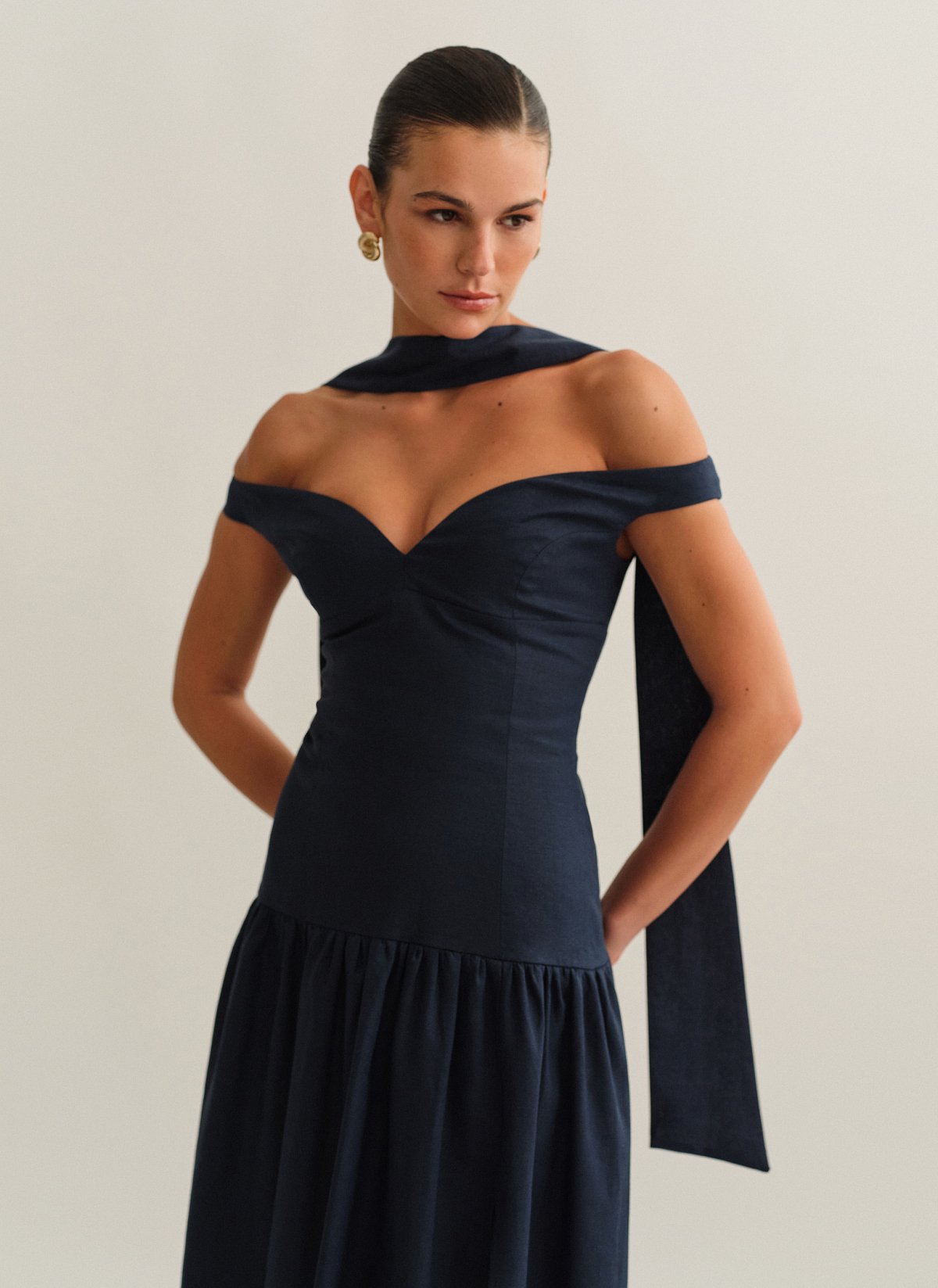 Γυναικείο off-shoulder λινό midi φόρεμα