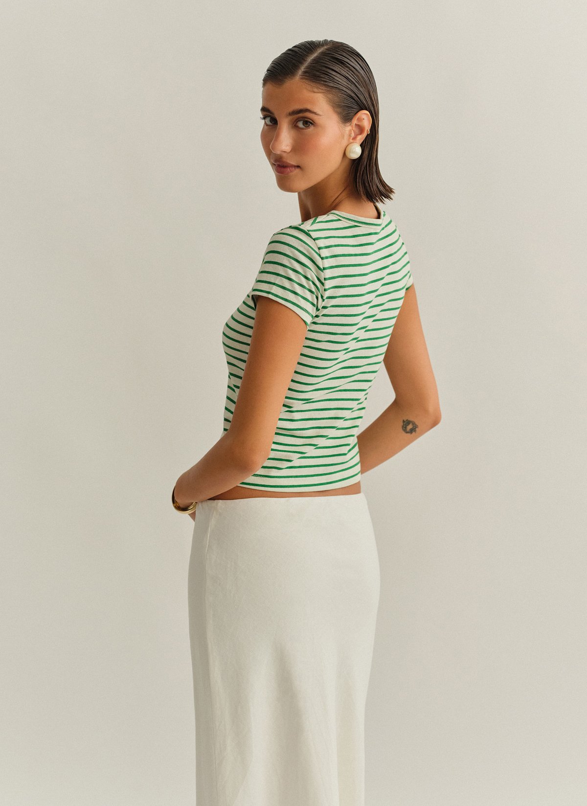 Γυναικεία βαμβακερή κοντoμάνικη ριγέ μπλούζα με στρογγυλή λαιμόκοψη