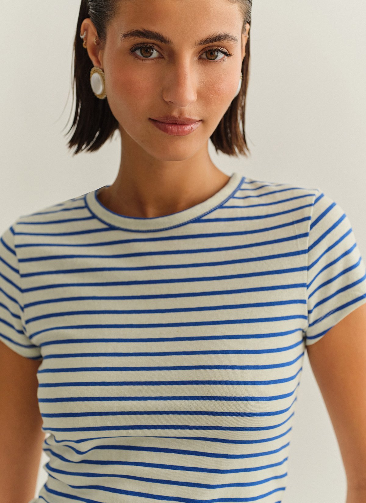 Γυναικεία βαμβακερή κοντoμάνικη ριγέ μπλούζα με στρογγυλή λαιμόκοψη