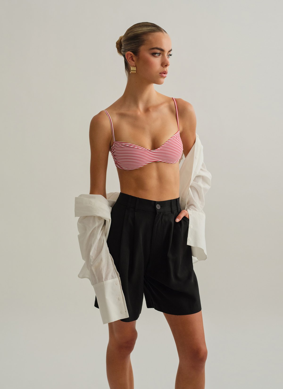 Γυναικεία υφασμάτινη βερμούδα με διπλές πιέτες