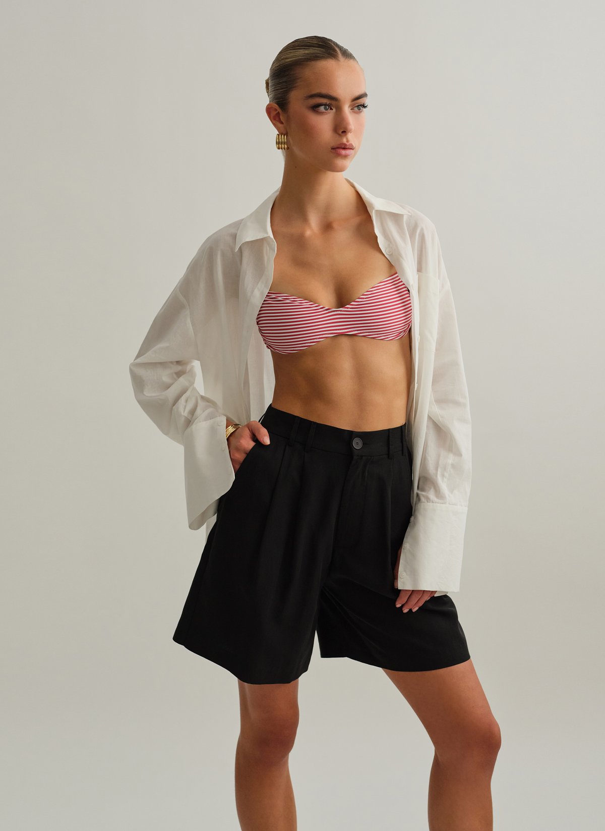 Γυναικεία υφασμάτινη βερμούδα με διπλές πιέτες