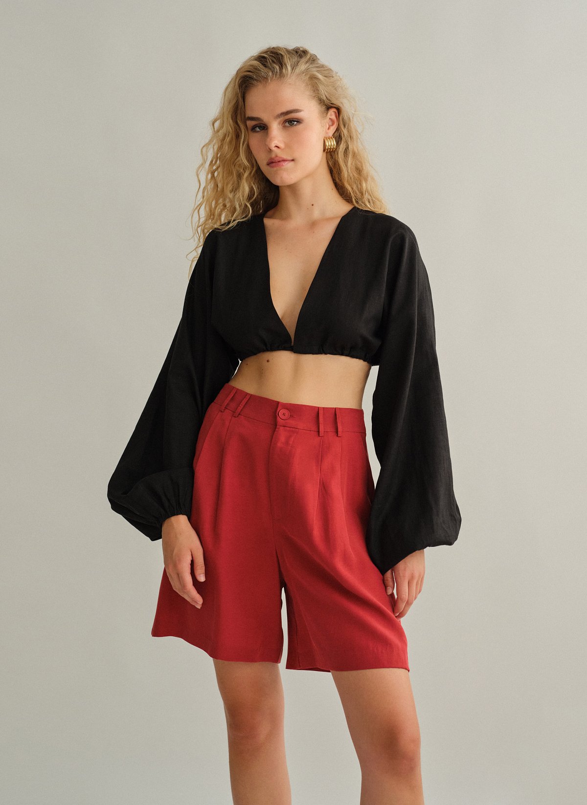 Γυναικεία υφασμάτινη βερμούδα με διπλές πιέτες