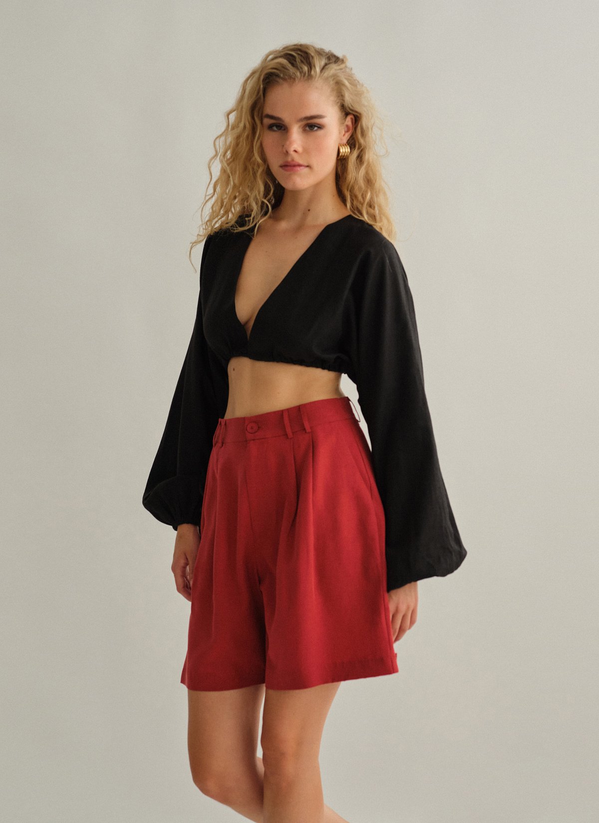 Γυναικεία υφασμάτινη βερμούδα με διπλές πιέτες