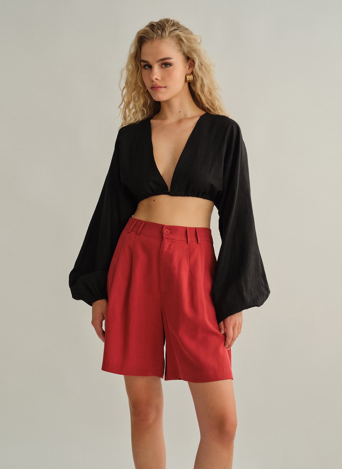 Γυναικεία υφασμάτινη βερμούδα με διπλές πιέτες