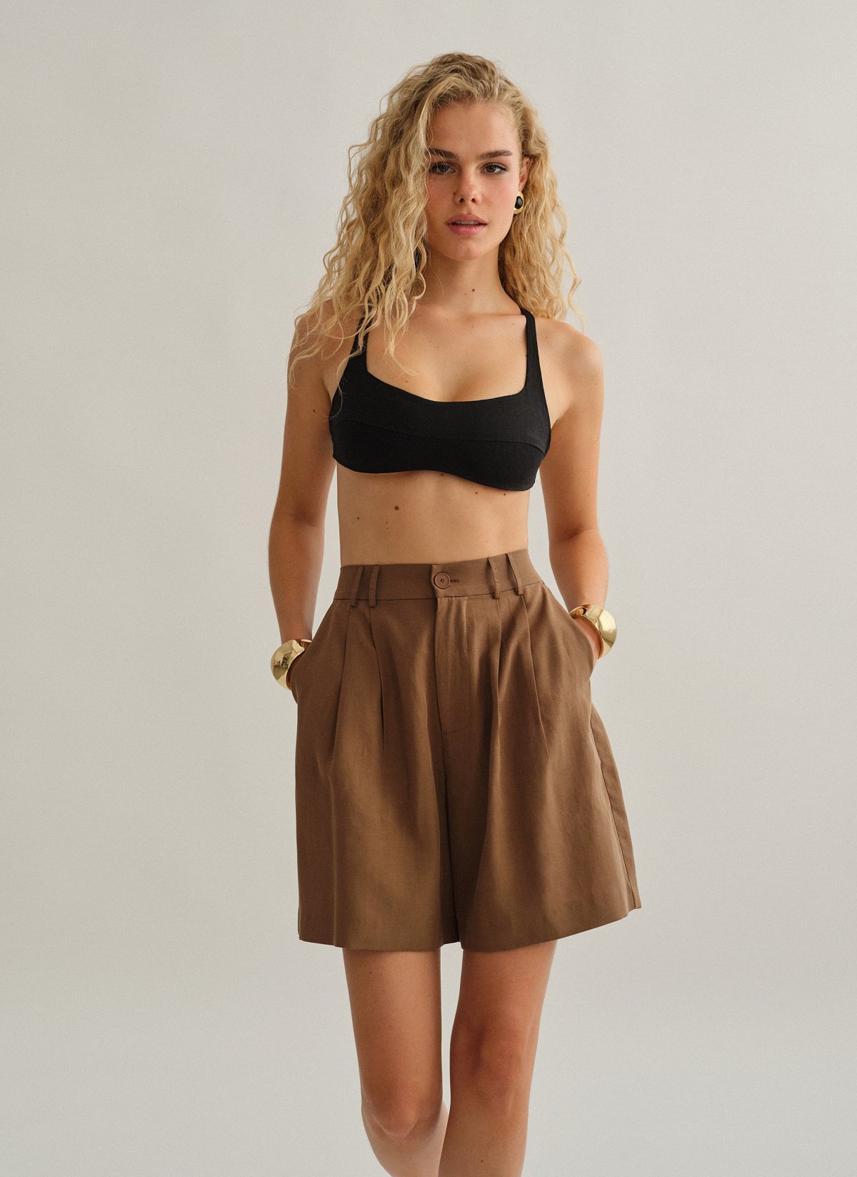 Γυναικεία υφασμάτινη βερμούδα με διπλές πιέτες
