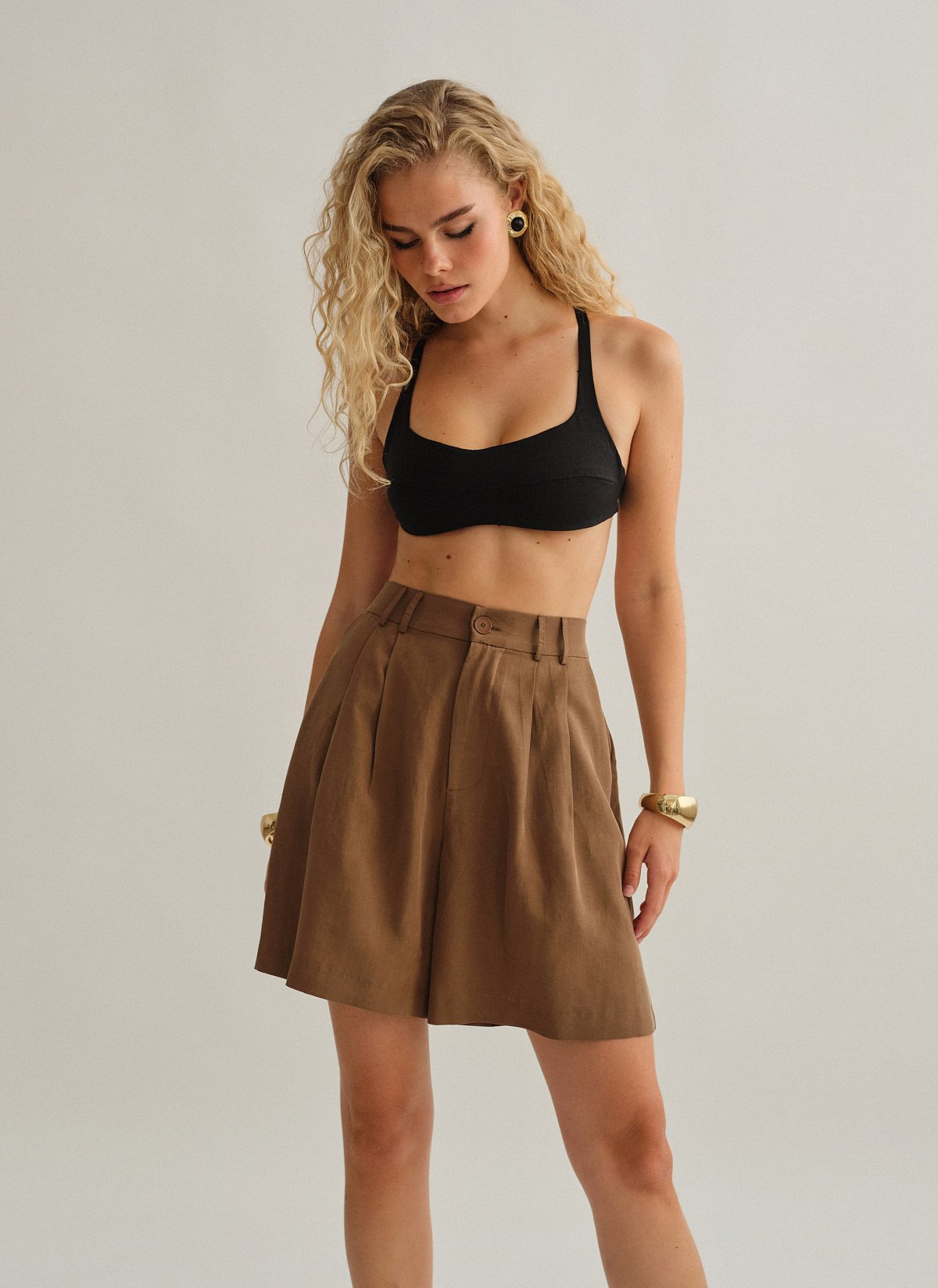 Γυναικεία υφασμάτινη βερμούδα με διπλές πιέτες