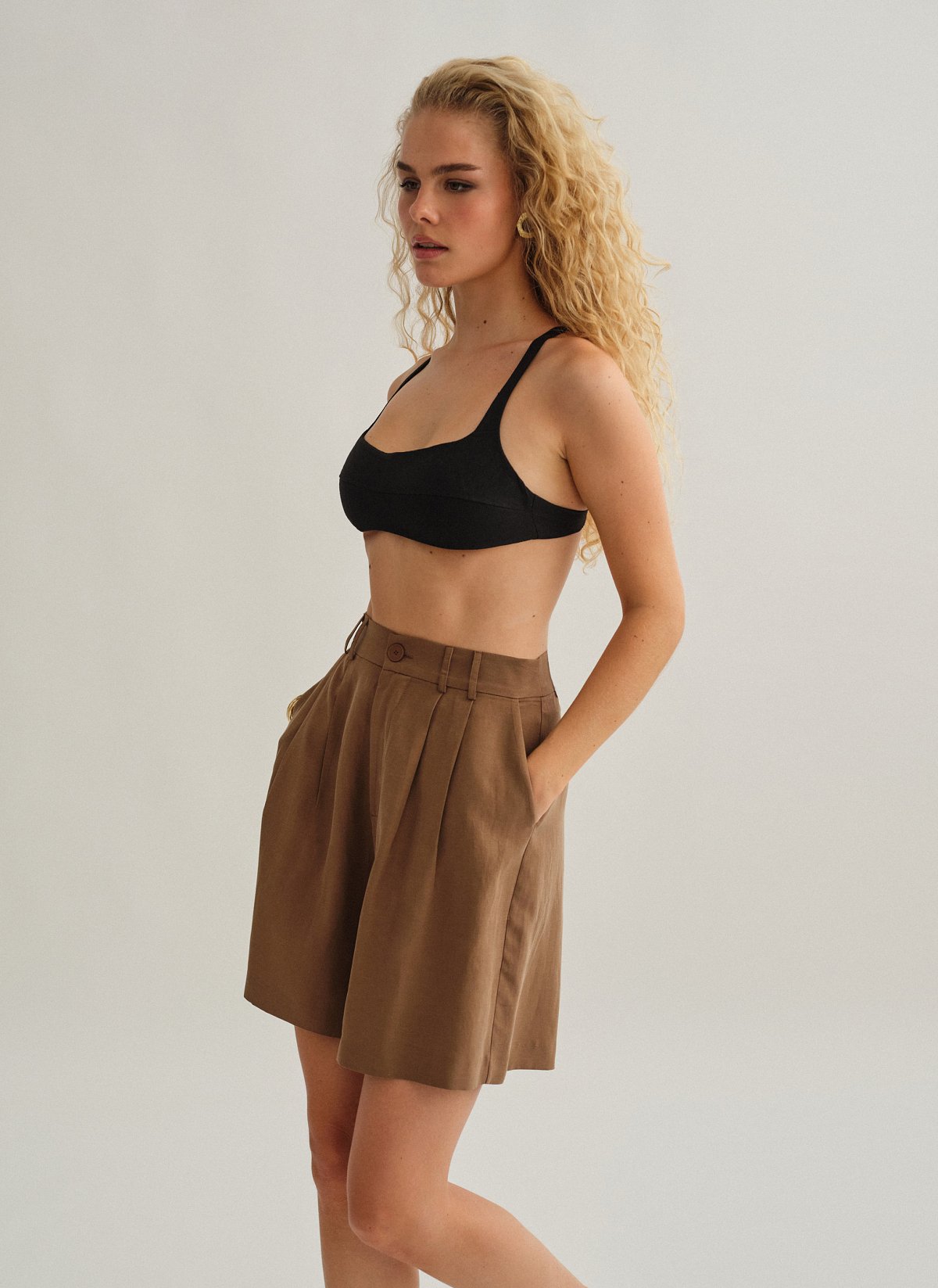 Γυναικεία υφασμάτινη βερμούδα με διπλές πιέτες