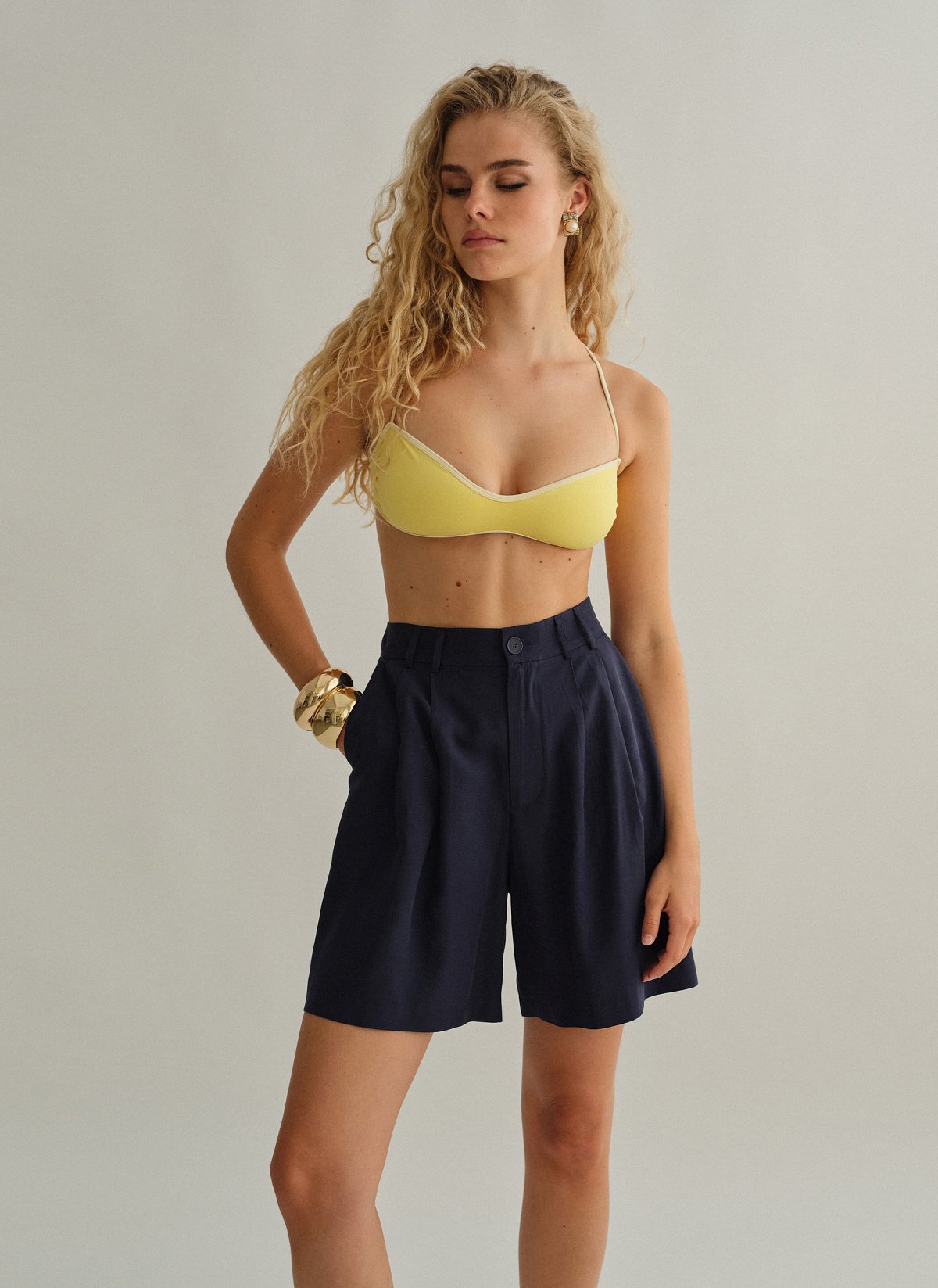 Γυναικεία υφασμάτινη βερμούδα με διπλές πιέτες