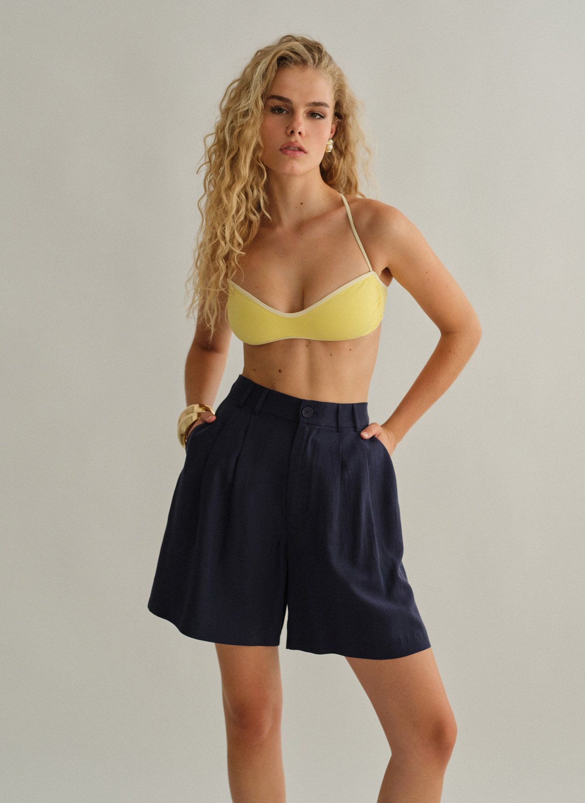 Γυναικεία υφασμάτινη βερμούδα με διπλές πιέτες