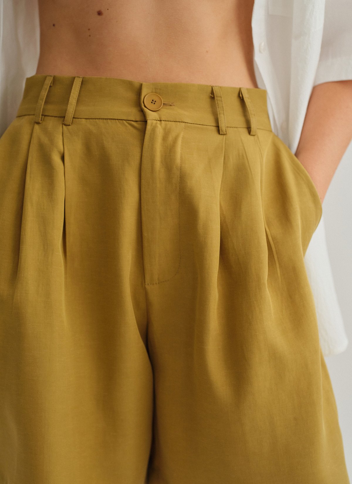 Γυναικεία υφασμάτινη βερμούδα με διπλές πιέτες