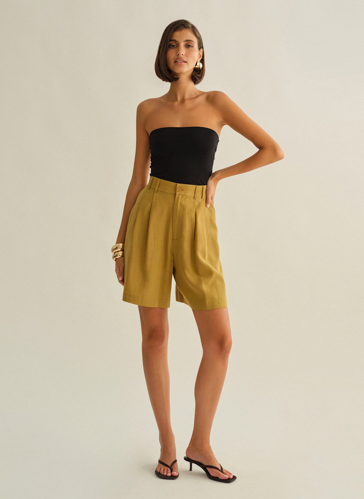 Γυναικεία υφασμάτινη βερμούδα με διπλές πιέτες