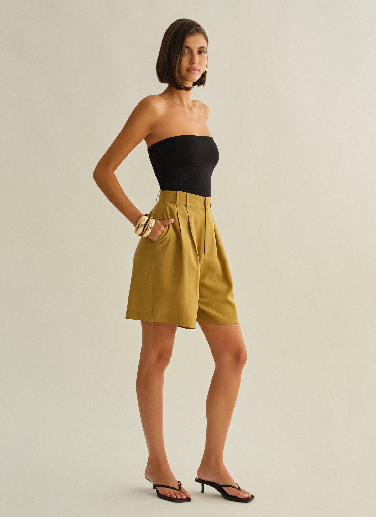 Γυναικεία υφασμάτινη βερμούδα με διπλές πιέτες