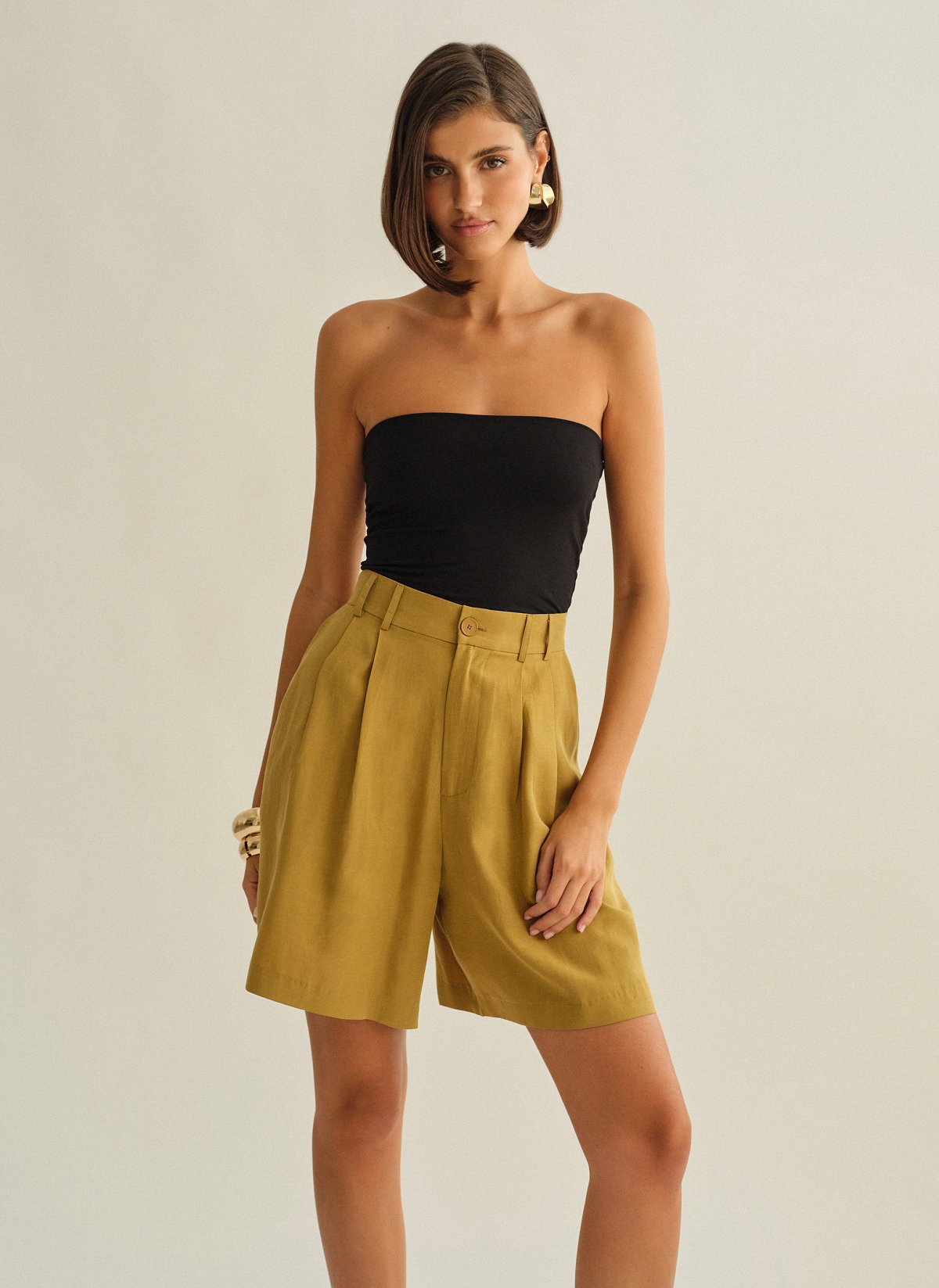 Γυναικεία υφασμάτινη βερμούδα με διπλές πιέτες