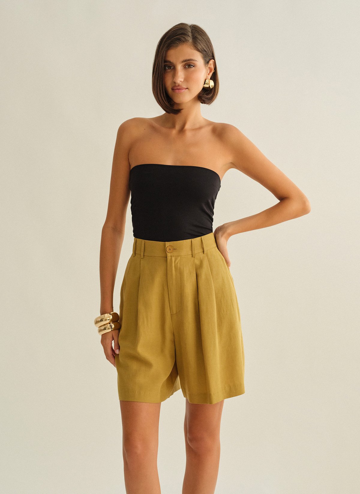 Γυναικεία υφασμάτινη βερμούδα με διπλές πιέτες