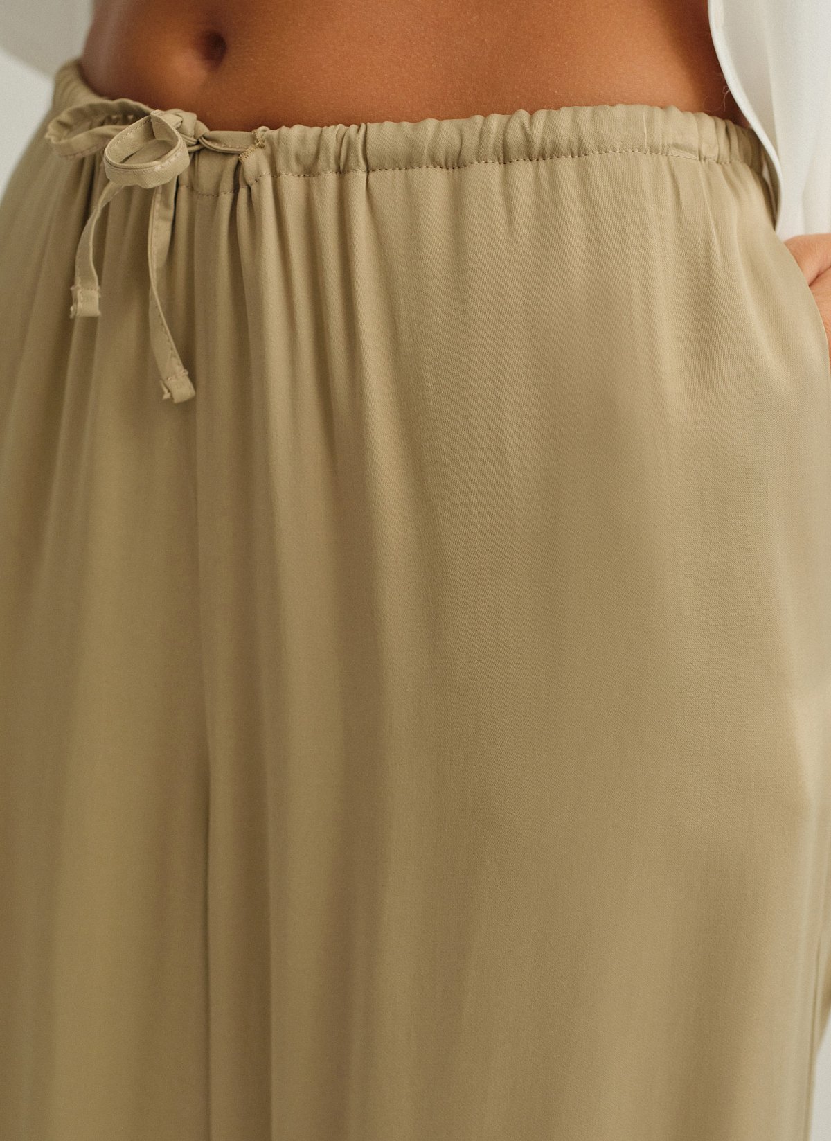 Γυναικείο σατέν παντελόνι με λάστιχο