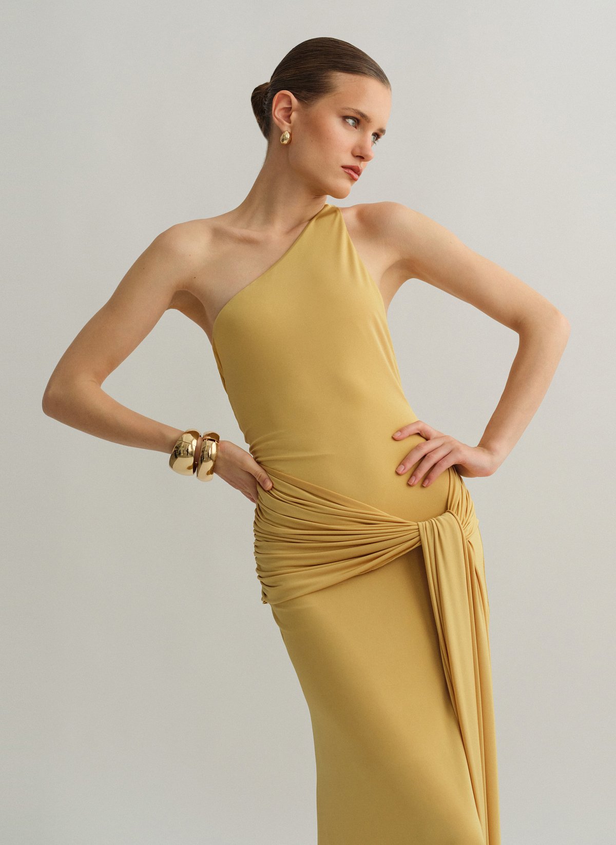 Γυναικείο one-shoulder μακρύ φόρεμα με ζώνη