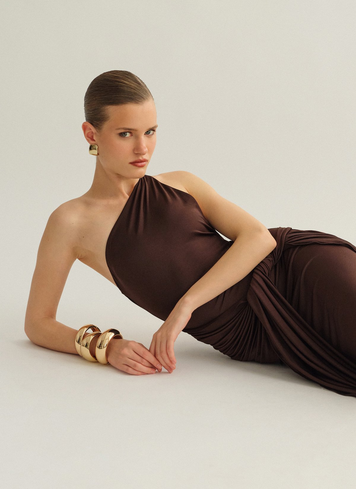 Γυναικείο one-shoulder μακρύ φόρεμα με ζώνη