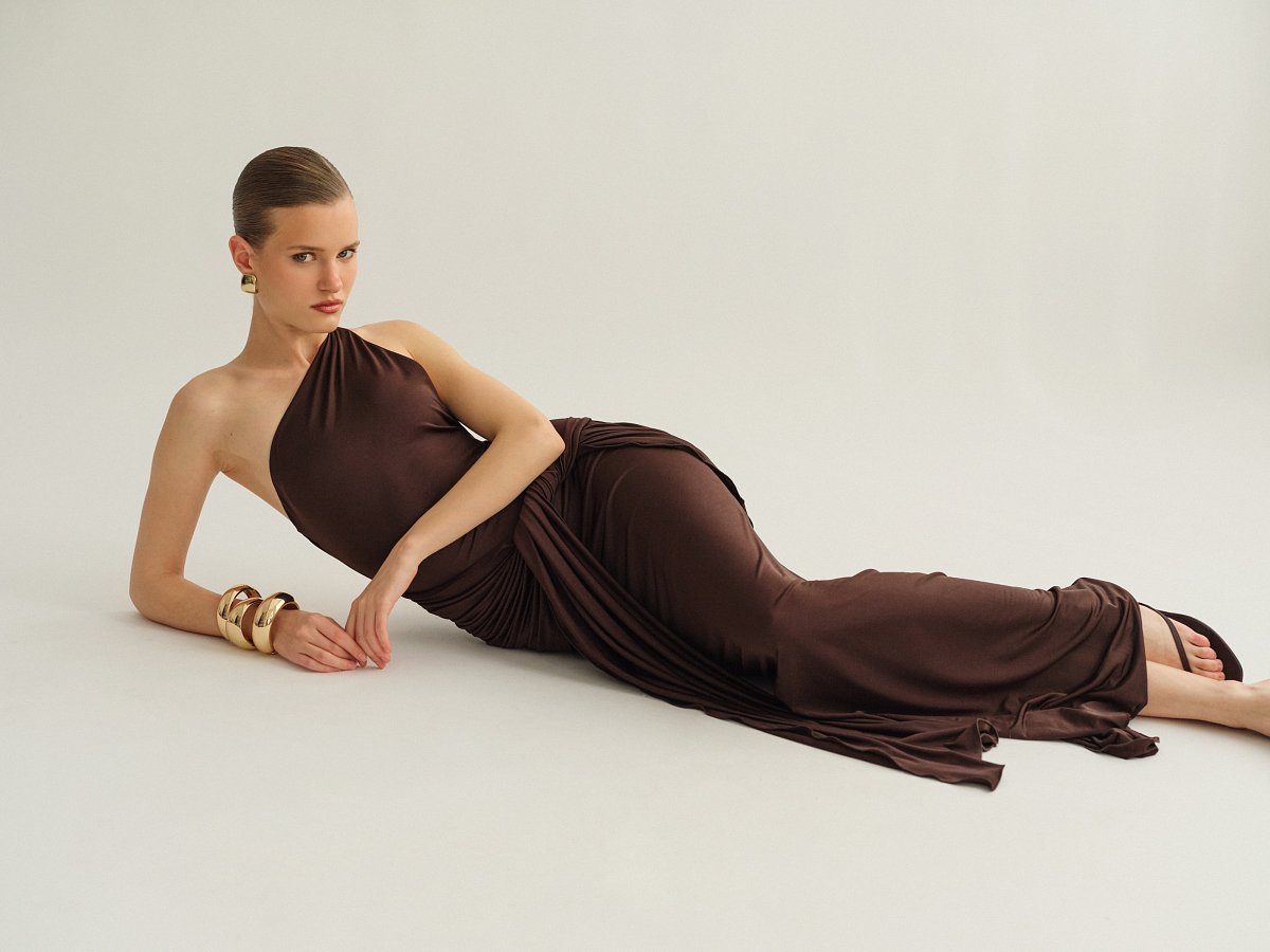 Γυναικείο one-shoulder μακρύ φόρεμα με ζώνη