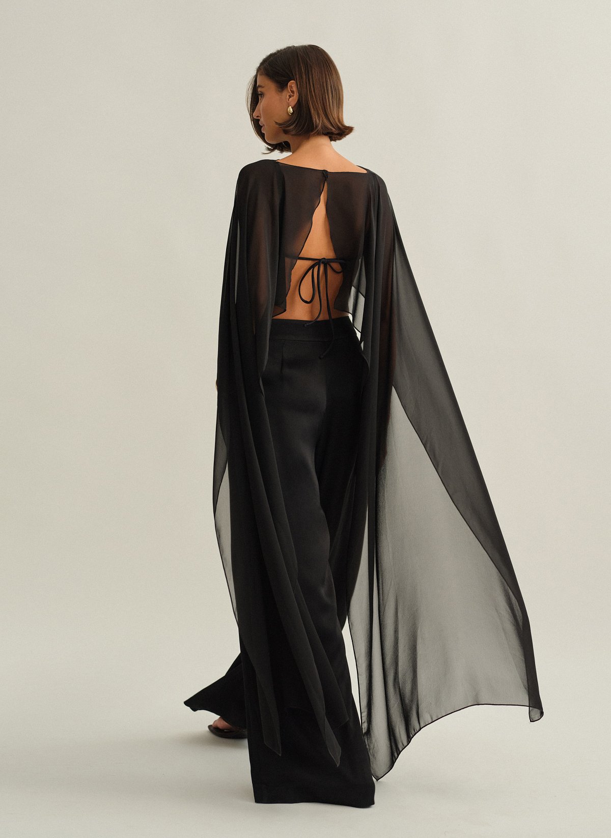 Γυναικεία ασύμμετρη ημιδιάφανη κάπα