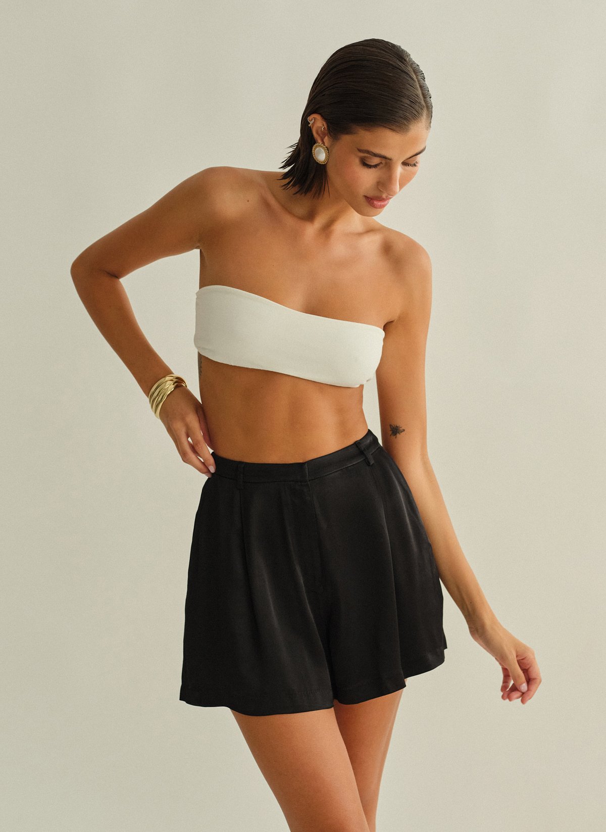 Σατέν σορτς με πιέτες-16