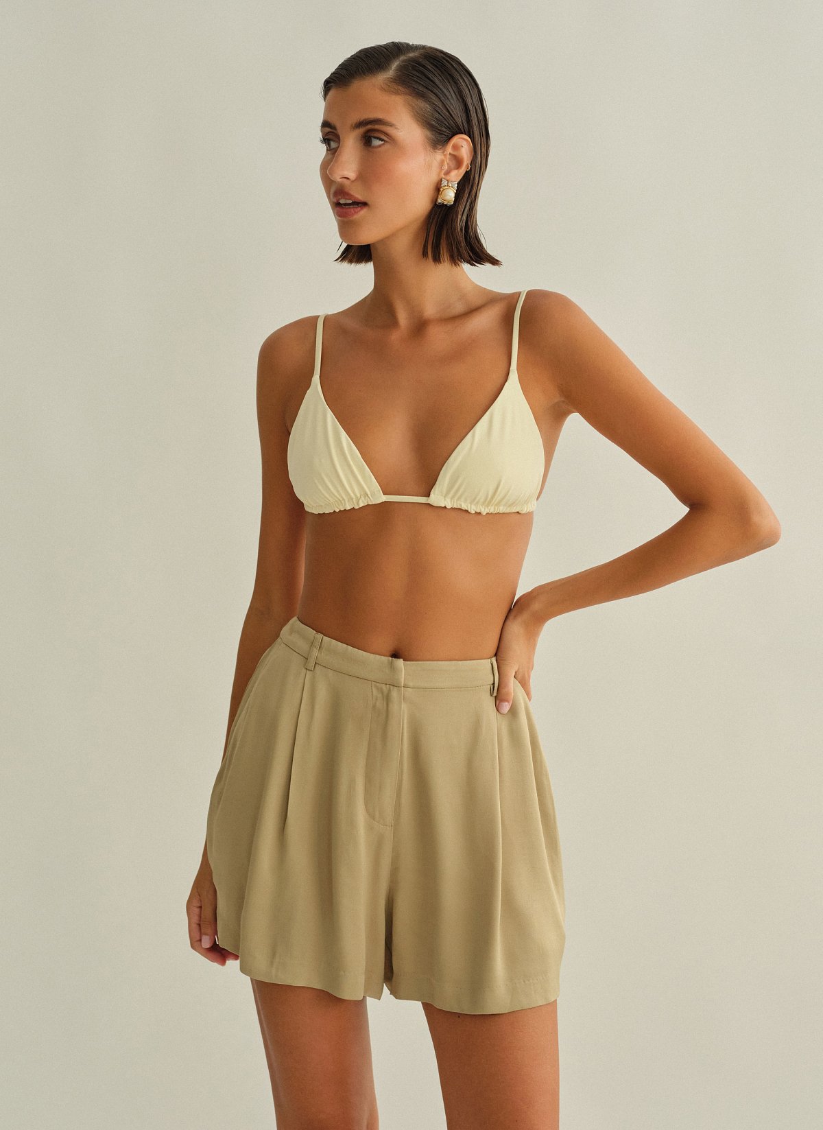 Γυναικείο σατέν σορτς με πιέτες