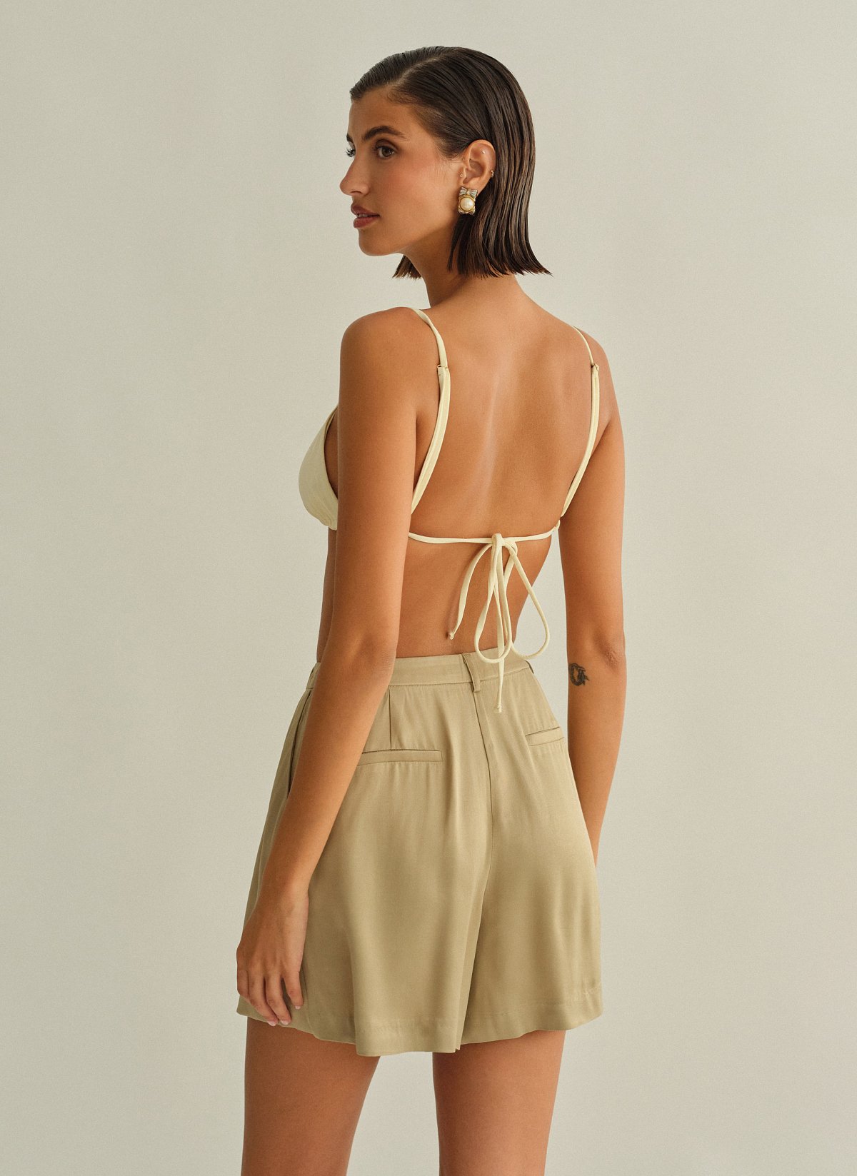 Γυναικείο σατέν σορτς με πιέτες