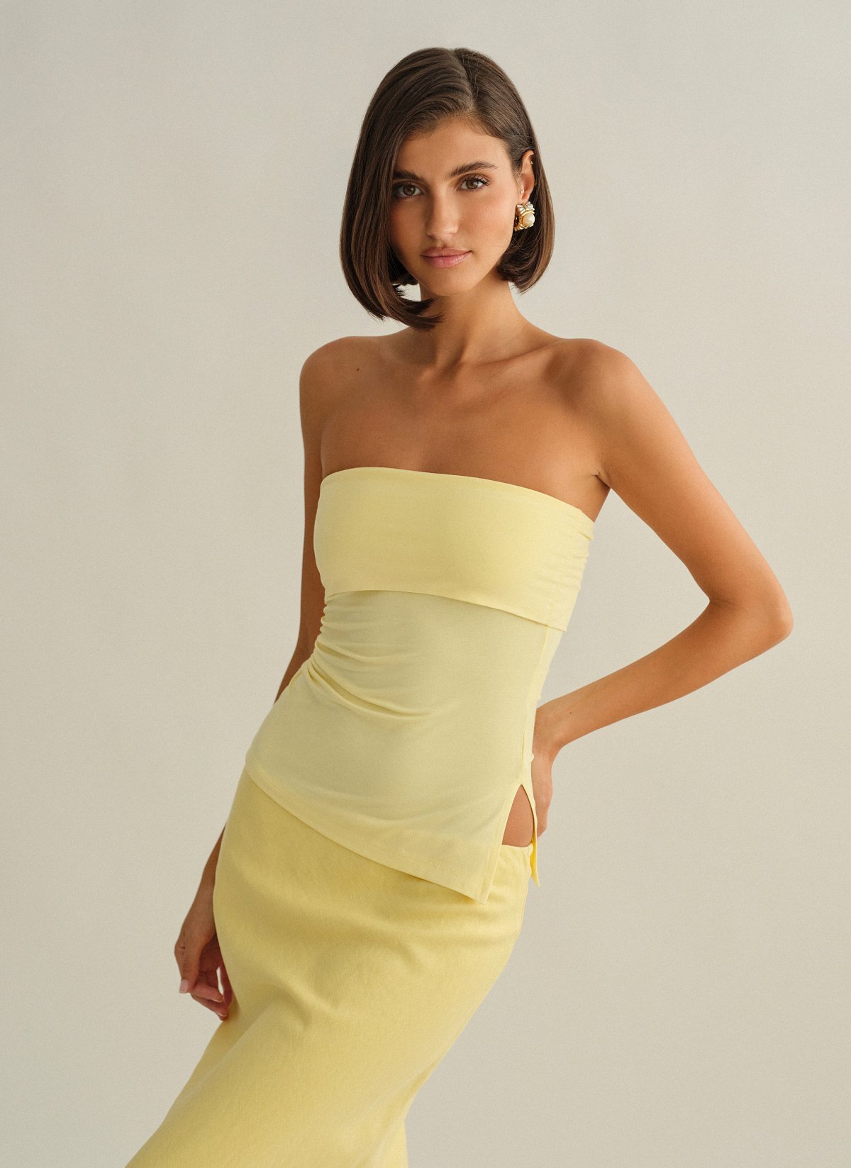 Γυναικεία ασύμμετρη στράπλες μπλούζα με σούρες bamboo