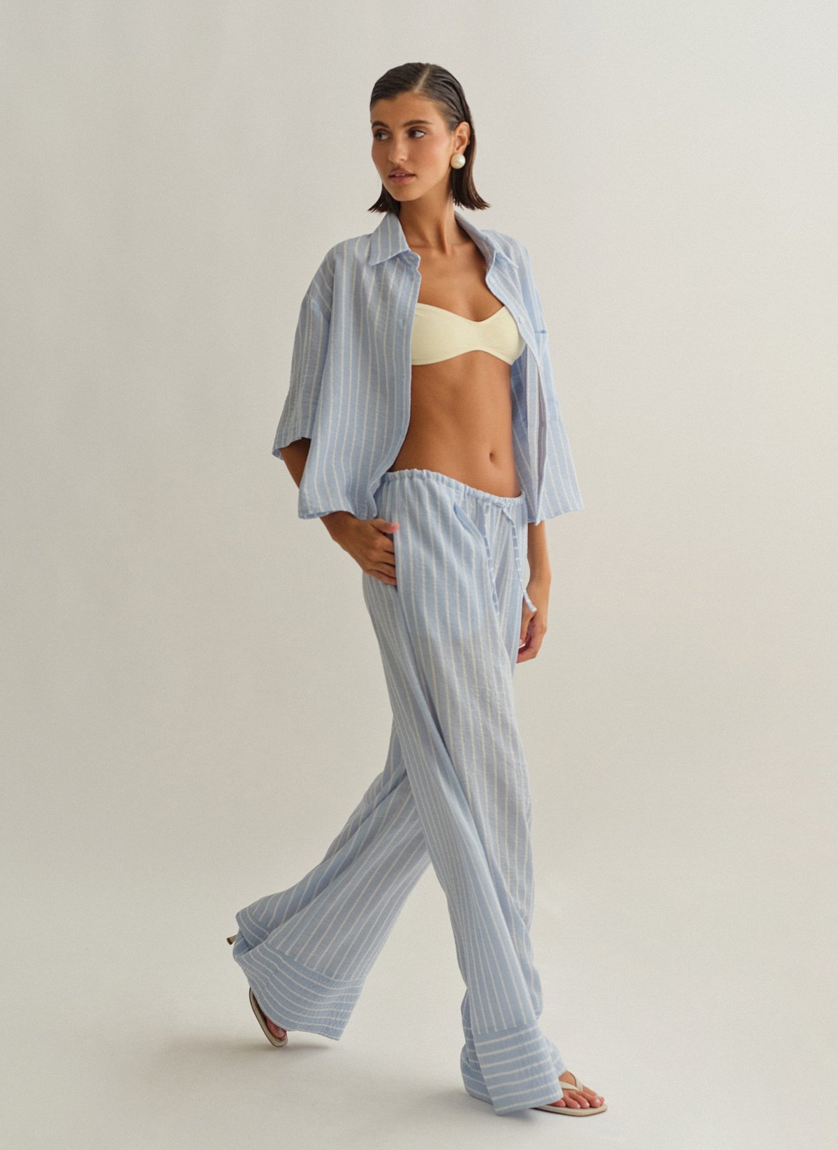 Γυναικείο ριγέ παντελόνι με λάστιχο και τελείωμα με ρεβέρ