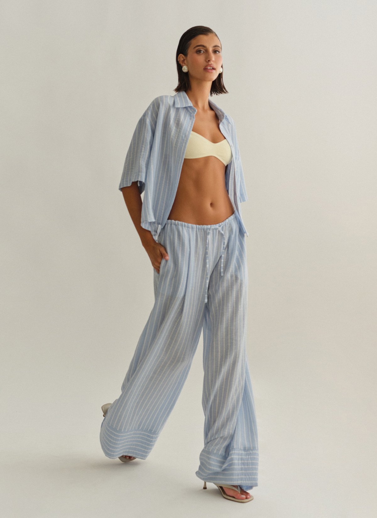 Γυναικείο ριγέ παντελόνι με λάστιχο και τελείωμα με ρεβέρ