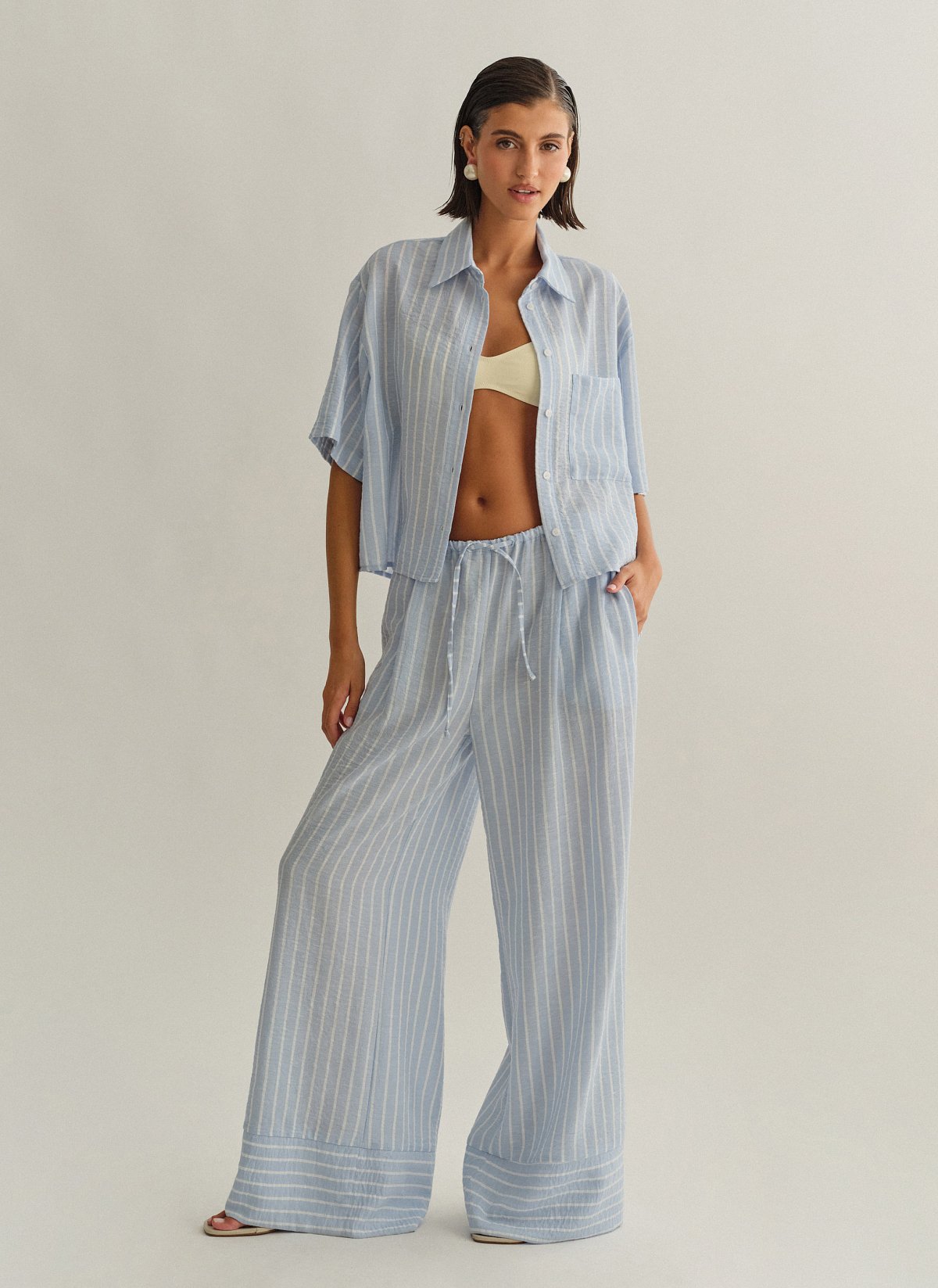 Γυναικείο ριγέ παντελόνι με λάστιχο και τελείωμα με ρεβέρ