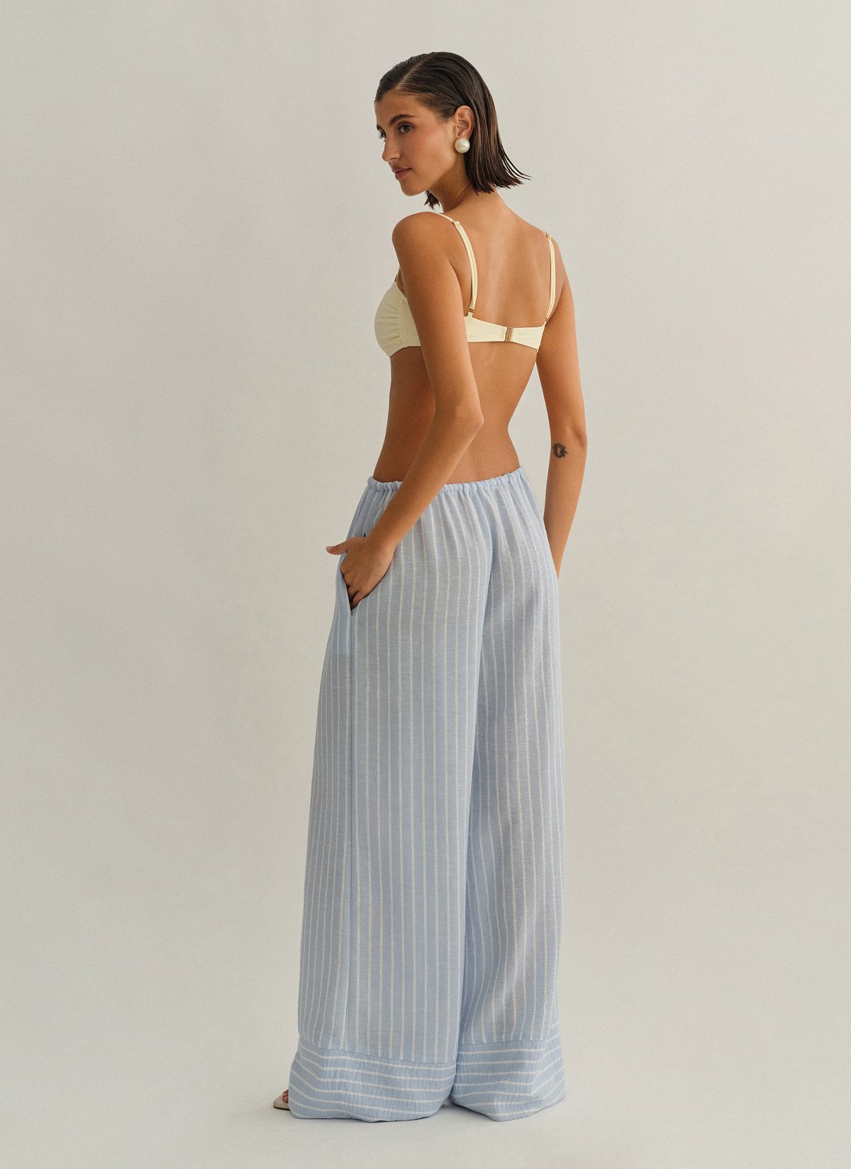 Γυναικείο ριγέ παντελόνι με λάστιχο και τελείωμα με ρεβέρ