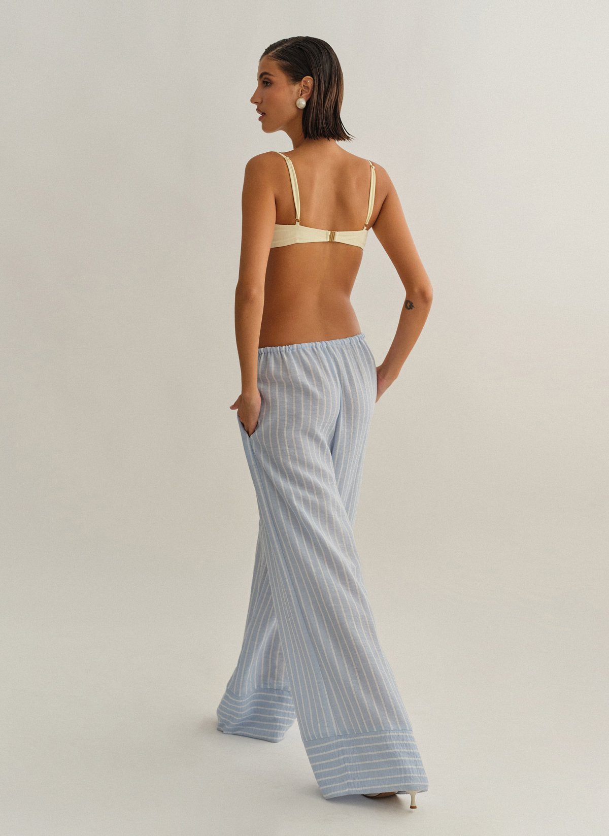 Γυναικείο ριγέ παντελόνι με λάστιχο και τελείωμα με ρεβέρ