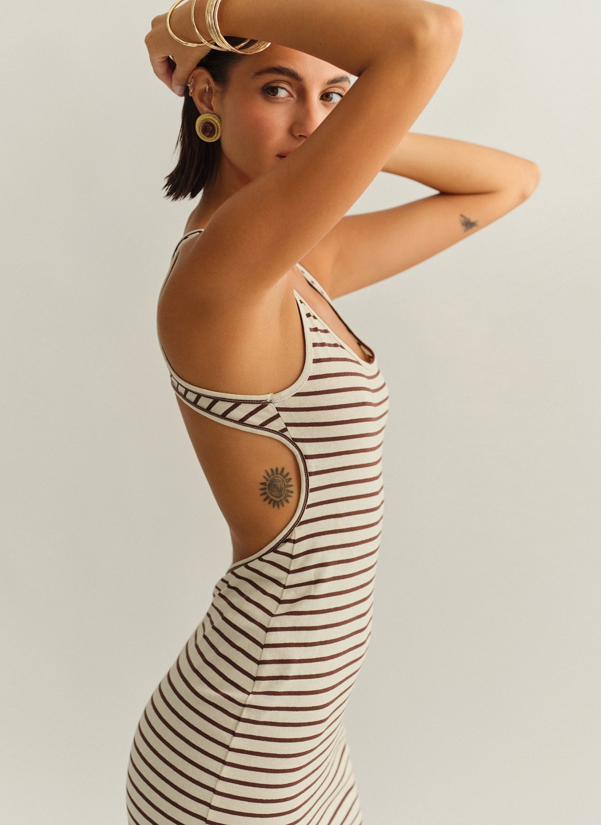 Γυναικείο αμάνικο ριγέ μίνι φόρεμα με cut-out πλάτη