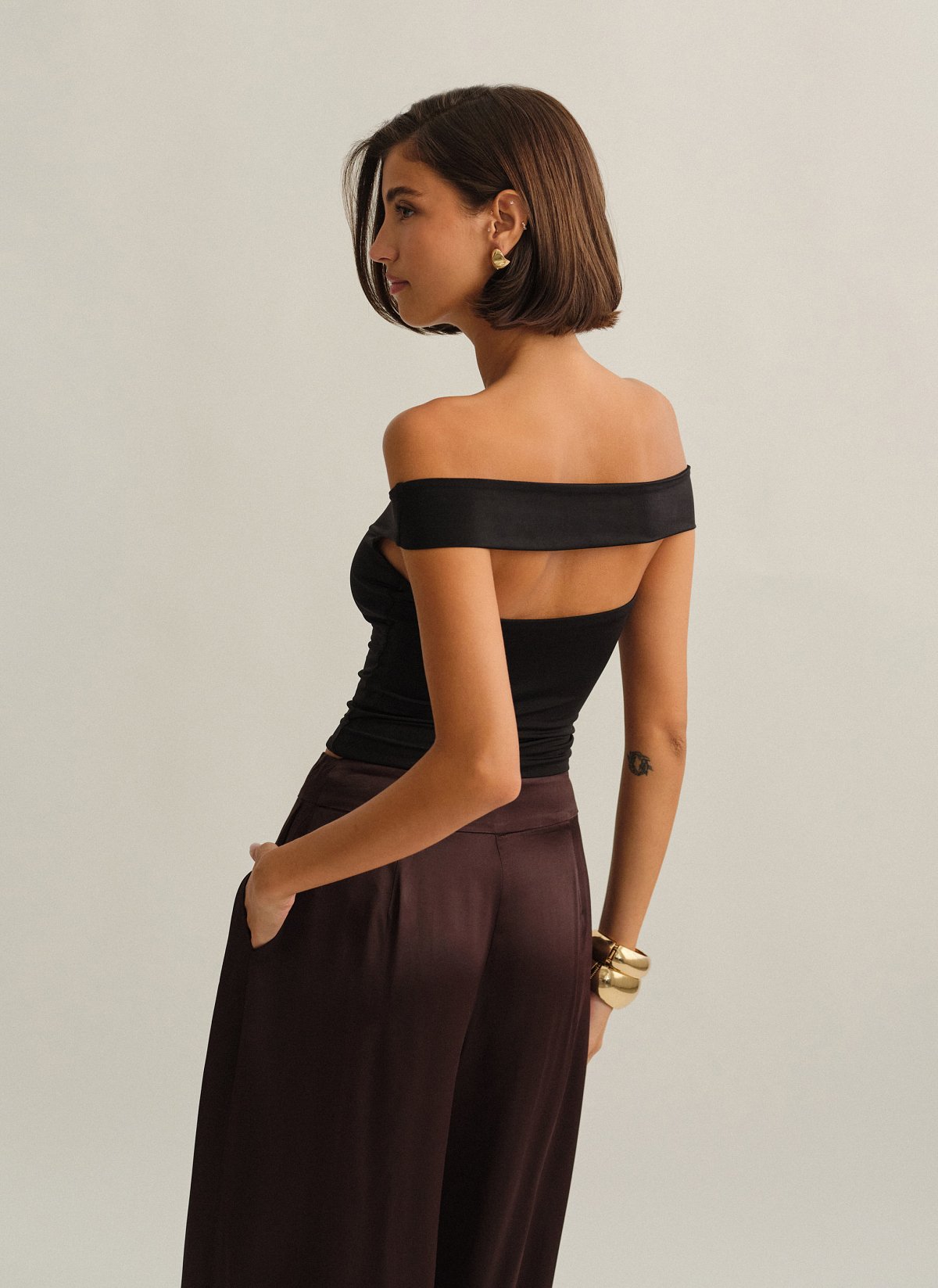 Γυναικείο off-shoulder τοπ με ανοιχτή πλάτη cut-out