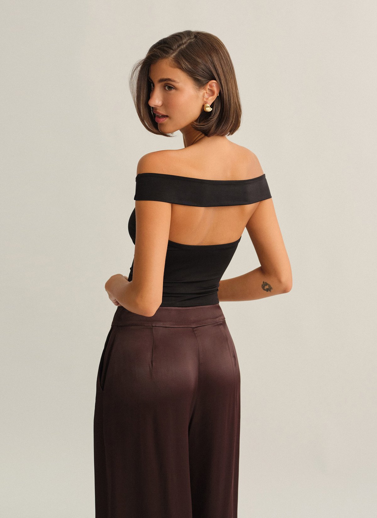 Γυναικείο off-shoulder τοπ με ανοιχτή πλάτη cut-out