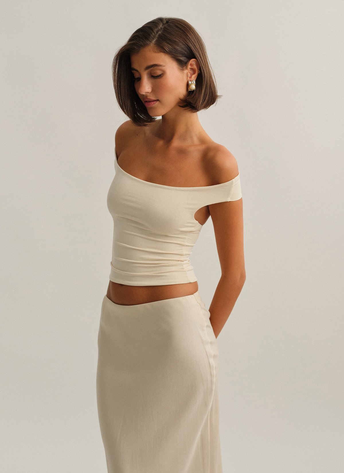 Γυναικείο off-shoulder τοπ με ανοιχτή πλάτη cut-out