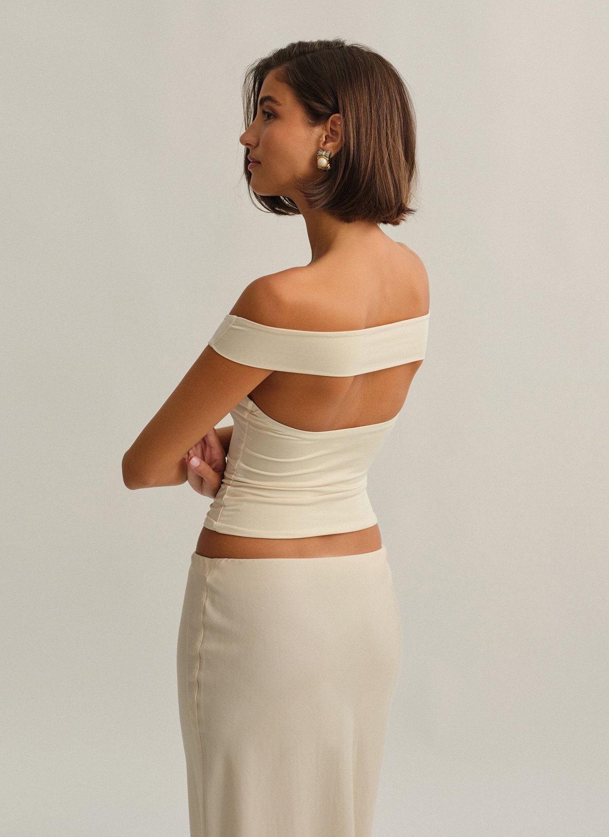 Γυναικείο off-shoulder τοπ με ανοιχτή πλάτη cut-out
