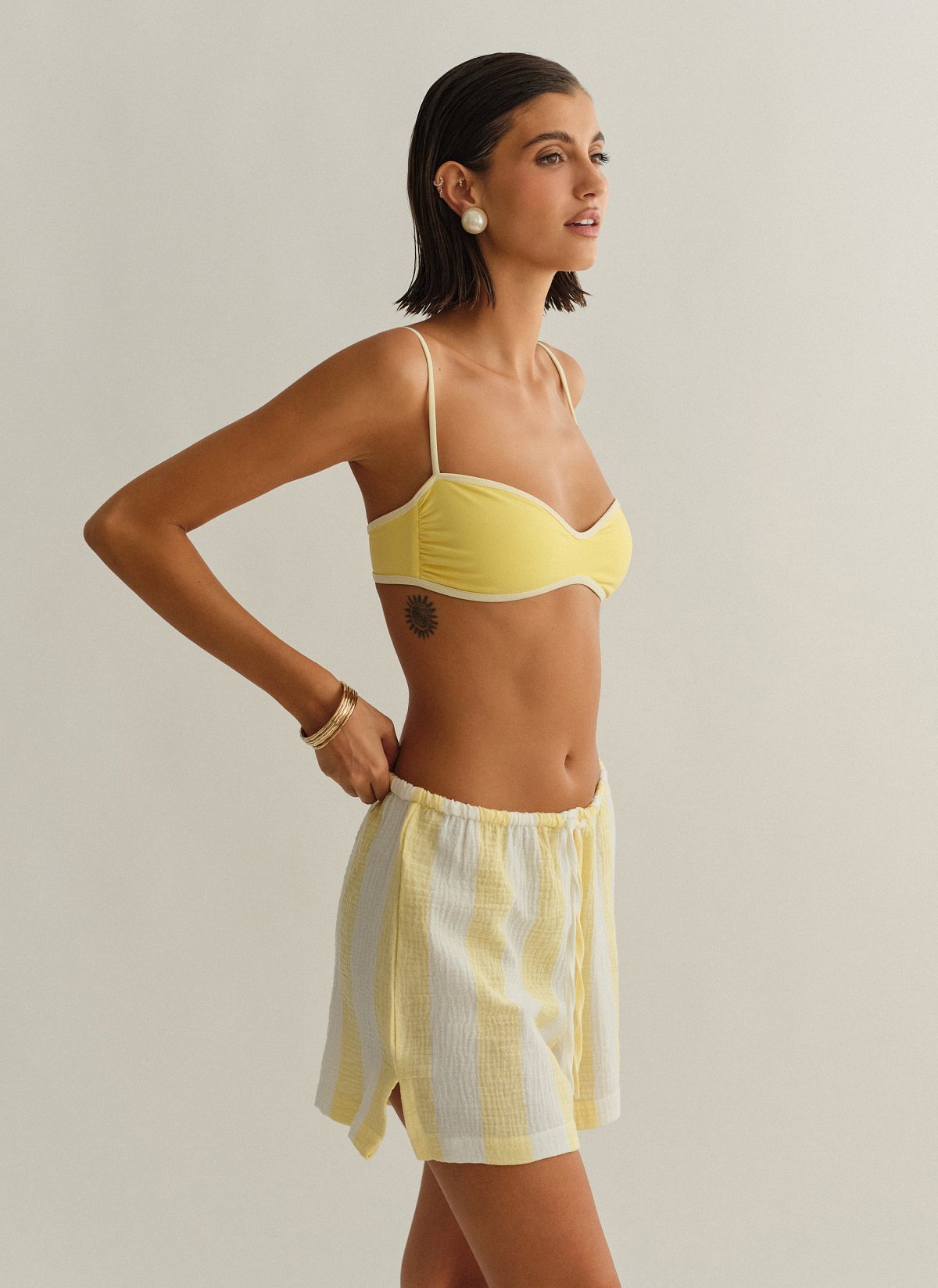 Γυναικείο βαμβακερό ριγέ κίτρινο σορτς με κορδόνι