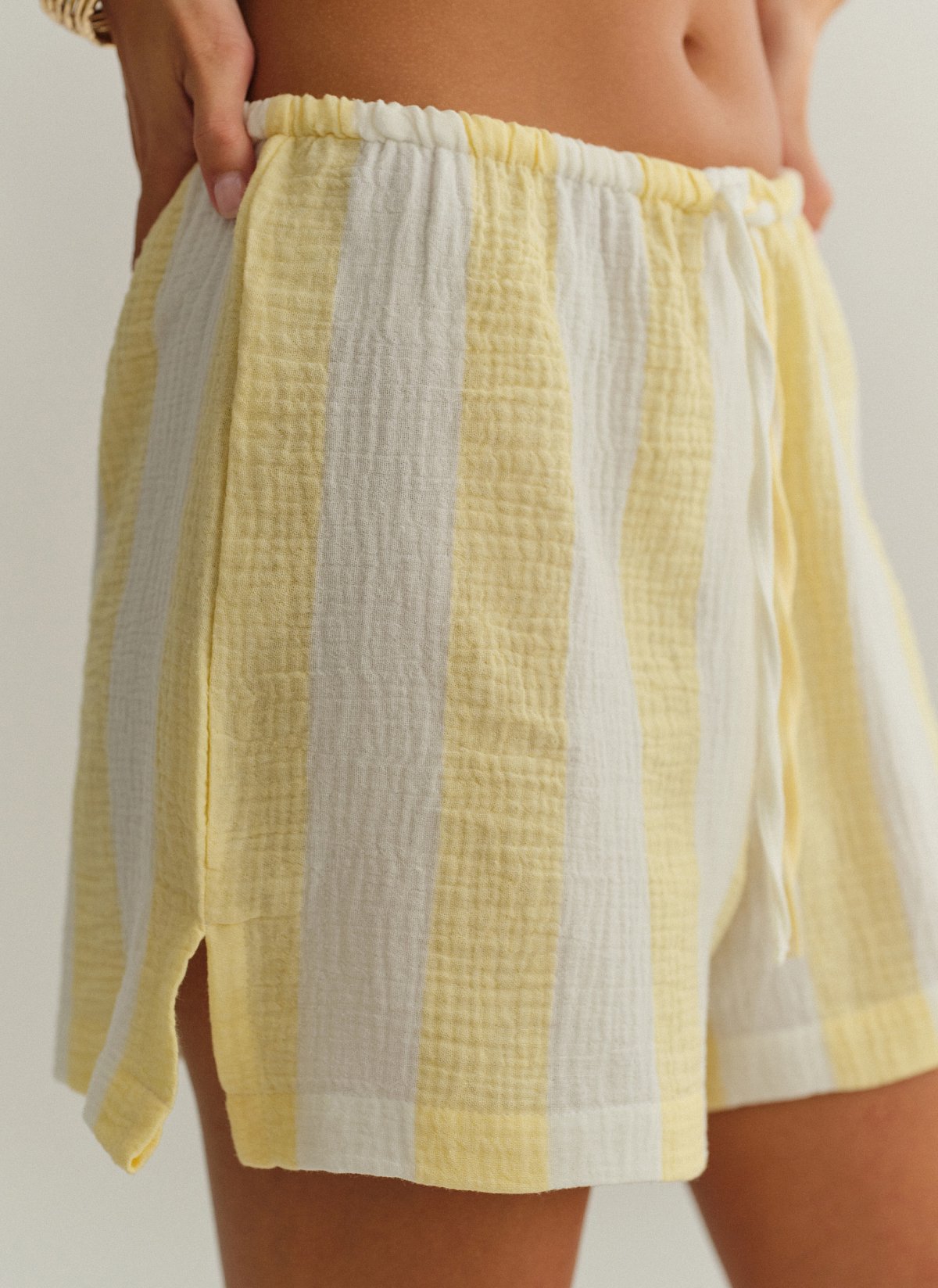 Γυναικείο βαμβακερό ριγέ κίτρινο σορτς με κορδόνι
