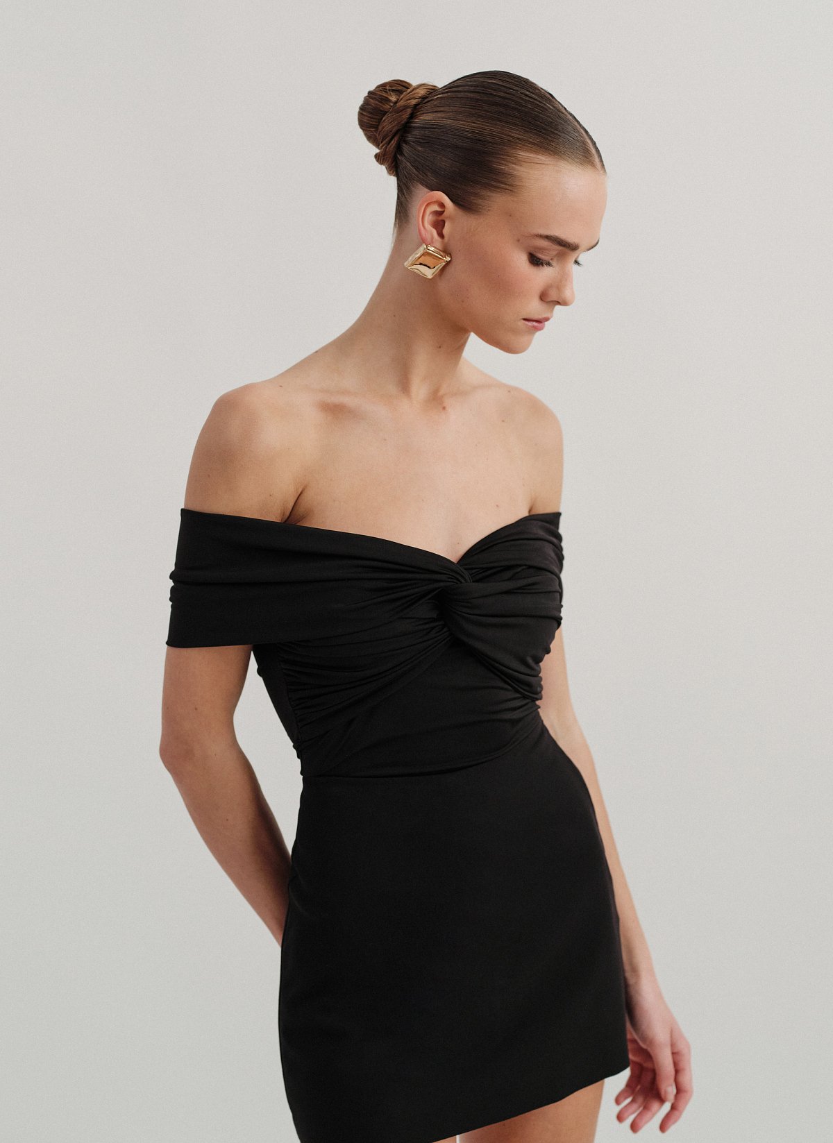 Γυναικεία εφαρμοστή μπλούζα off-shoulder με ανεστραμμένο ντεκολτέ