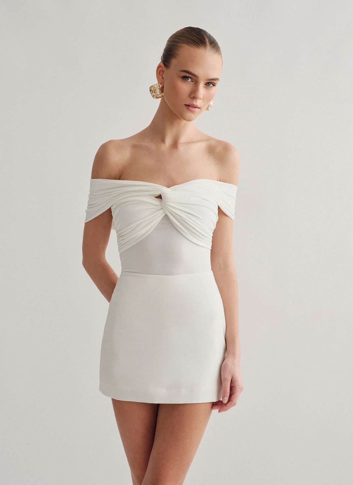 Γυναικεία εφαρμοστή μπλούζα off-shoulder με ανεστραμμένο ντεκολτέ