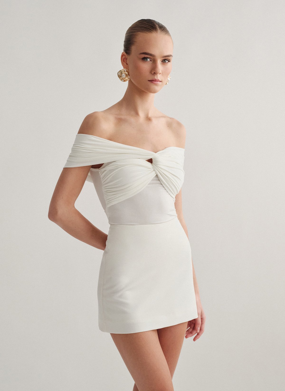 Γυναικεία εφαρμοστή μπλούζα off-shoulder με ανεστραμμένο ντεκολτέ