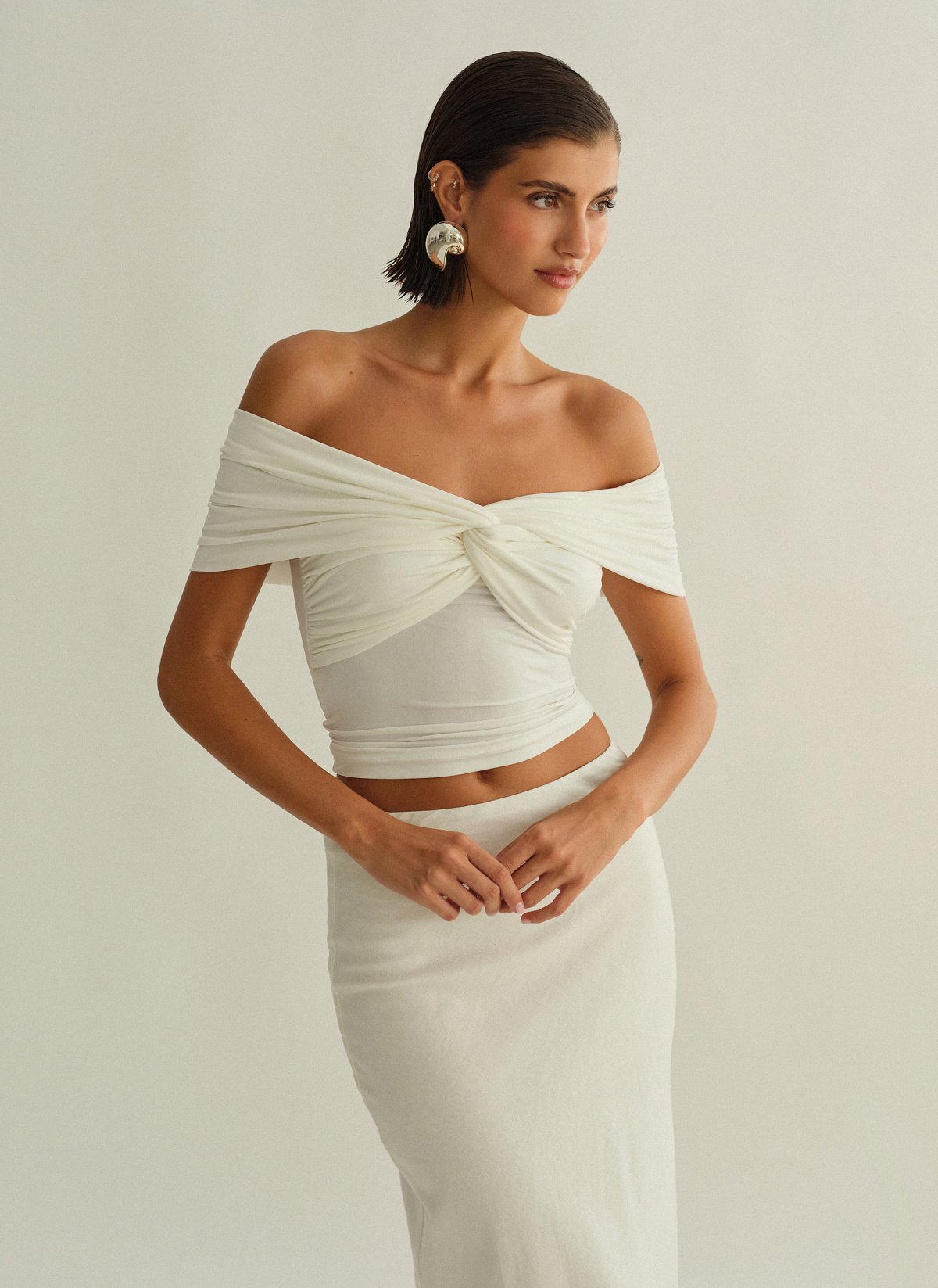Γυναικεία εφαρμοστή μπλούζα off-shoulder με ανεστραμμένο ντεκολτέ