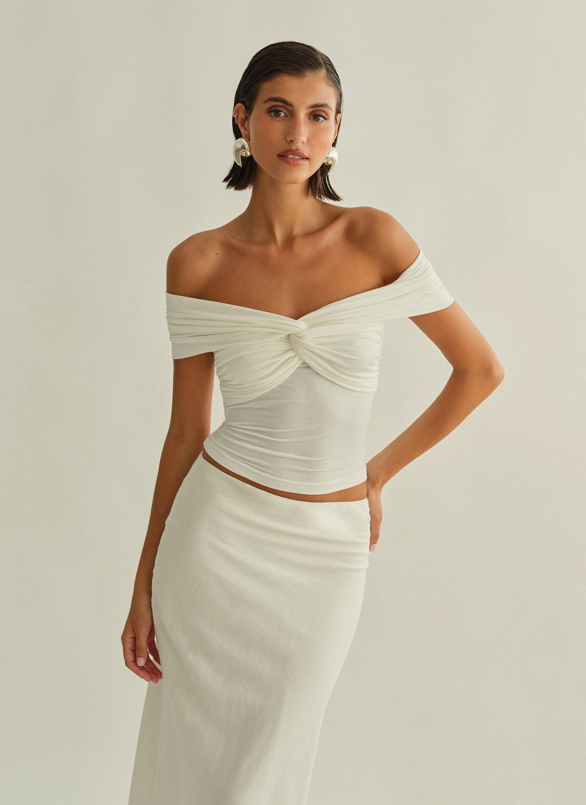 Γυναικεία εφαρμοστή μπλούζα off-shoulder με ανεστραμμένο ντεκολτέ