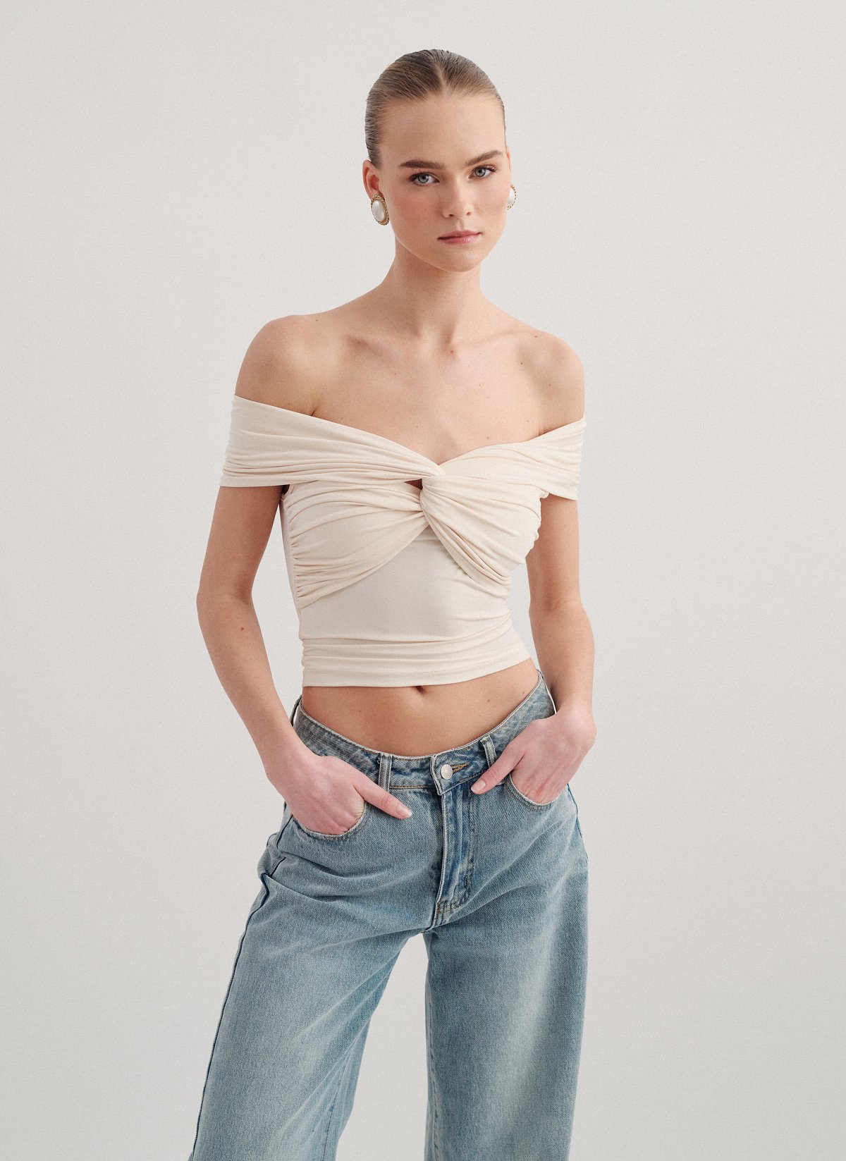 Γυναικεία εφαρμοστή μπλούζα off-shoulder με ανεστραμμένο ντεκολτέ