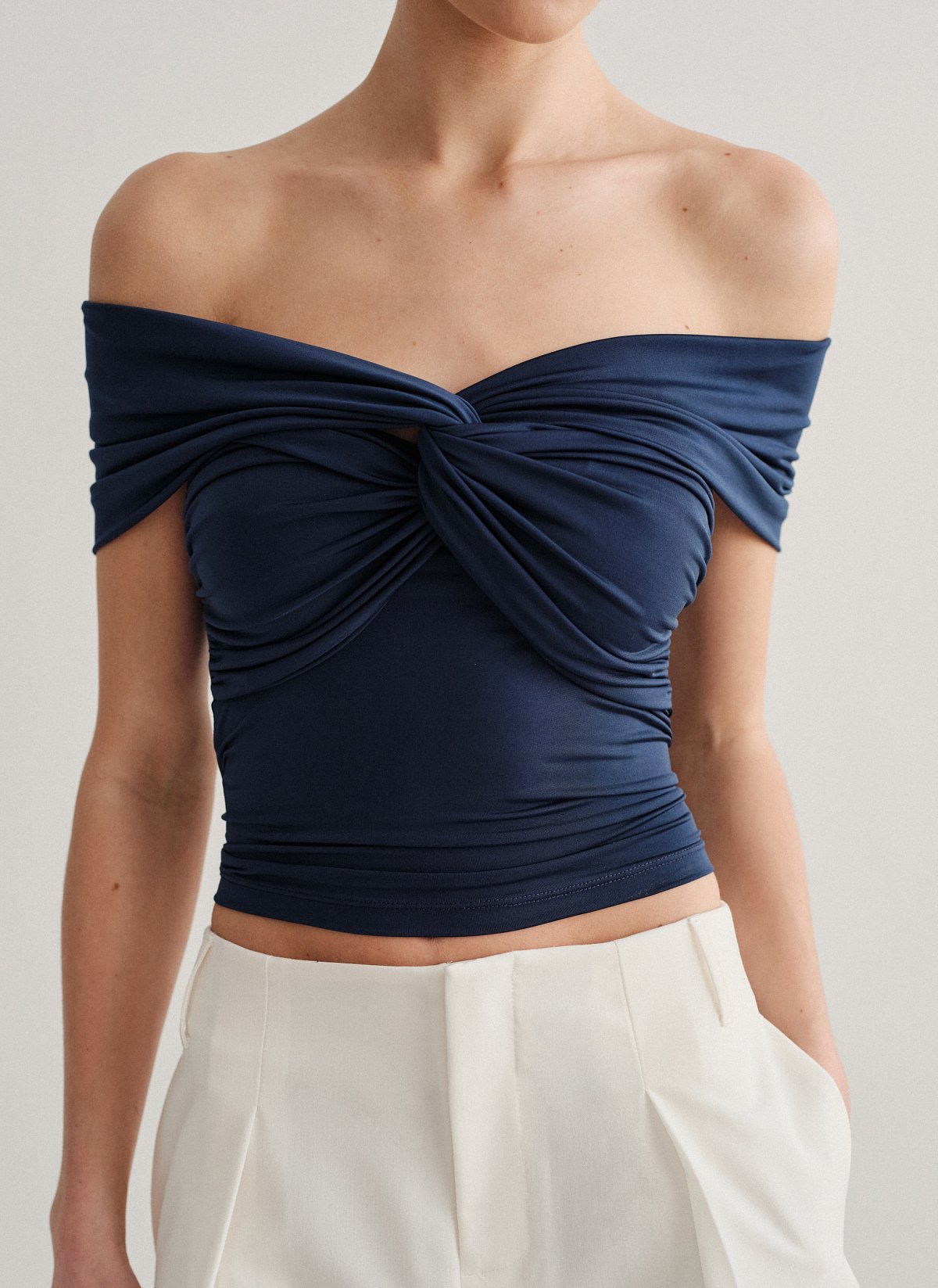 Γυναικεία εφαρμοστή μπλούζα off-shoulder με ανεστραμμένο ντεκολτέ